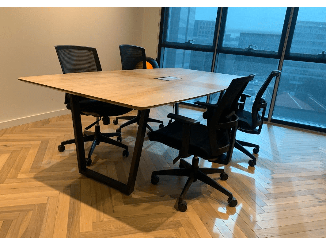 שולחן לחדר ישיבות דגם טרפז - new-office-masters